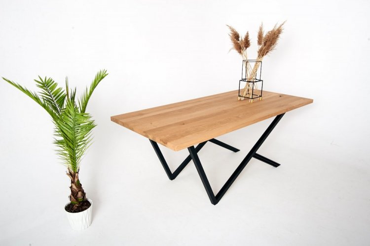 Stůl Leonard z masivního dřeva
