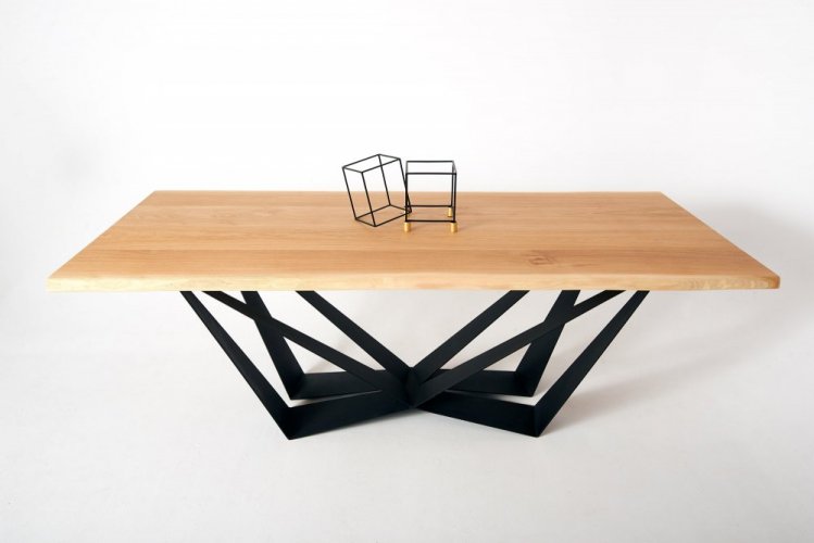 Stůl Ingram z masivního dřeva - Barva nohou: Černá