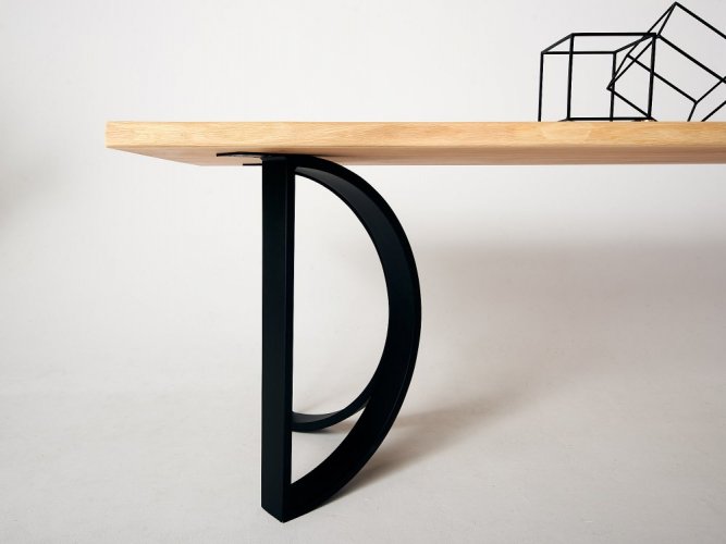 Stůl Trae z masivního dřeva - Barva nohou: Černá