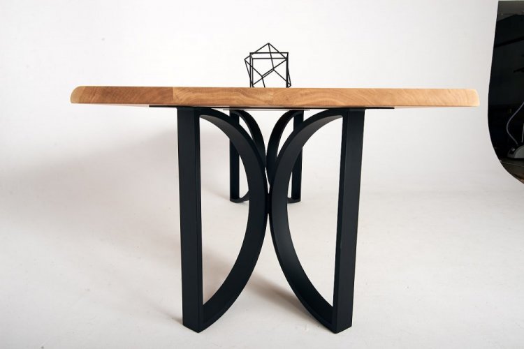 Stůl Trae z masivního dřeva