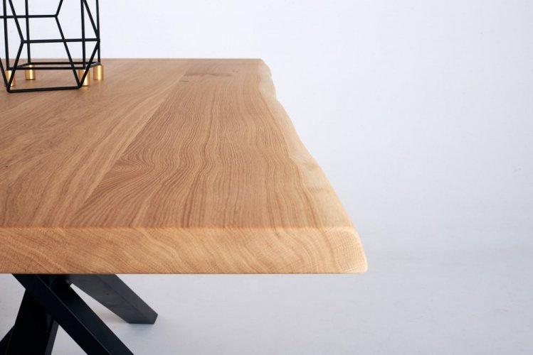 Stůl Embid z masivního dřeva