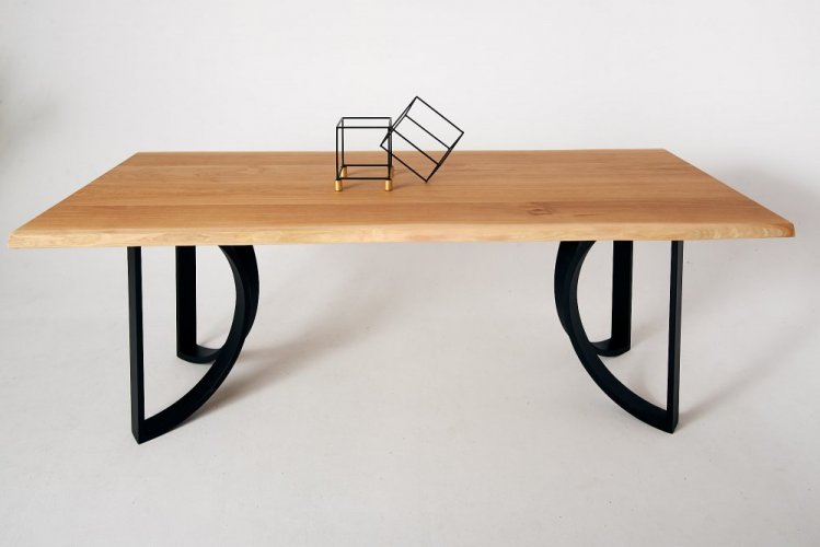 Stůl Trae z masivního dřeva - Barva nohou: Černá